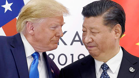 도널드 트럼프 미국 대통령이 2019년 6월 29일 일본 오사카에서 열린 G20 정상회의에서 시진핑 중국 국가주석과의 양자 회담에서 인사를 나누고 있다. 로이터=연합뉴스