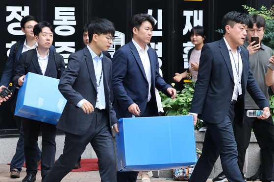 김건희 여사의 의혹을 수사하는 특별검사팀이 11일 서울 서초구 서희건설 사옥에서 압수수색을 마친 뒤 압수품을 옮기고 있다. [뉴스1]