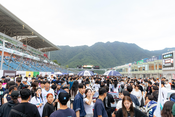 레이서와 관중들이 트랙에서 함께 호흡하는 그리드워크 장면. 사진 슈퍼레이스       