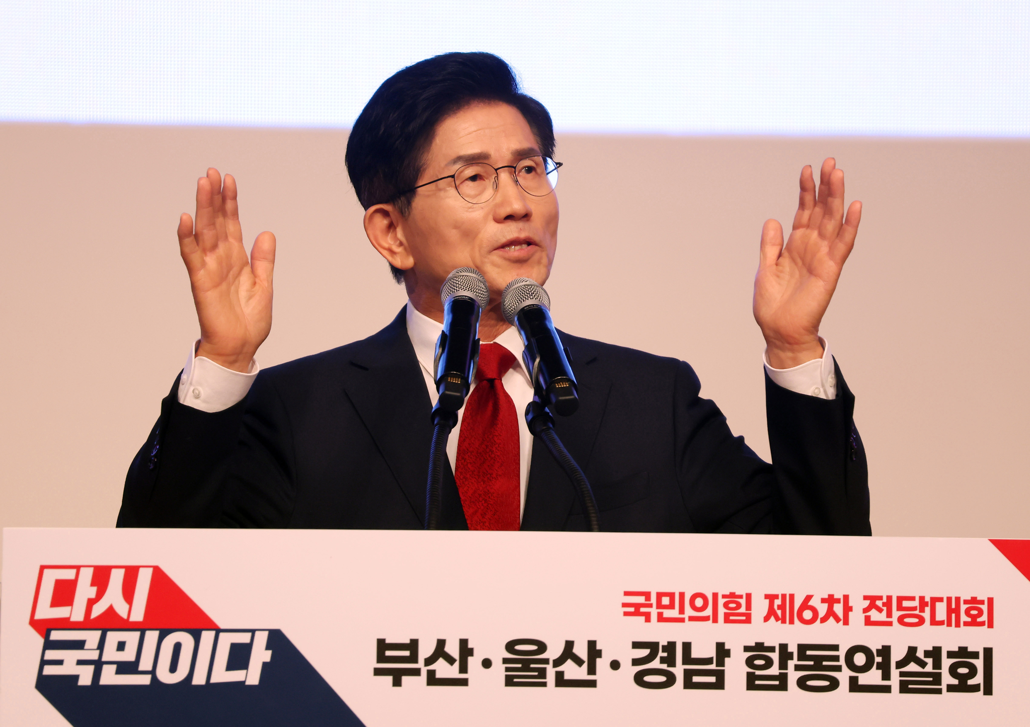 김문수 국민의힘 당대표 후보가 12일 오후 부산 해운대구 벡스코 오디토리움에서 열린 국민의힘 제6차 전당대회 부산·울산·경남 합동연설회에서 정견발표를 하고 있다. 뉴스1
