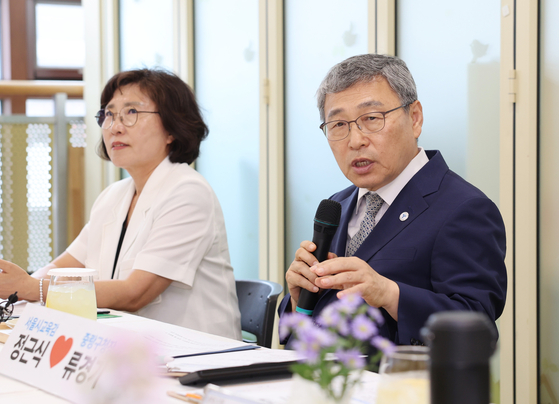 정근식 서울시교육감이 19일 서울 중랑구 소재 어린이집을 방문해 영유아학교 시범운영 상황을 점검하고 류경기 중랑구청장, 학부모, 교사 등과 유보통합 및 시범사업에 대한 의견을 나누고 있다. 뉴스1