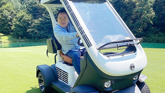 김영세 회장이 자신이 디자인한 1인승 카트에 앉아 있다. 사진 이노디자인