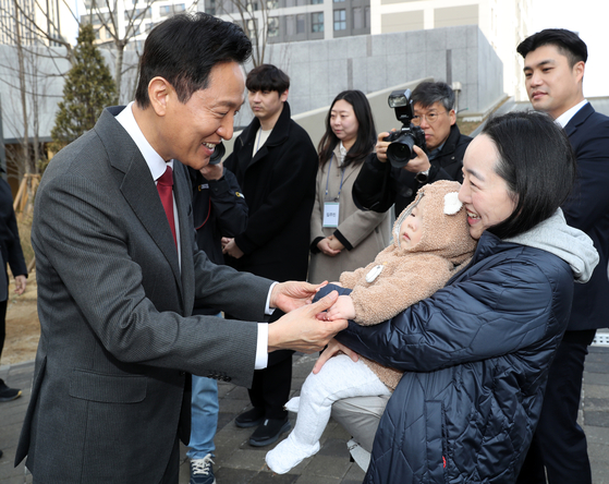 오세훈 서울시장이 서울 광진구 제2차 미리내집(장기전세주택) 현장에 방문해 입주 예정 신혼부부들과 대화를 나누고 있다. [뉴스1]