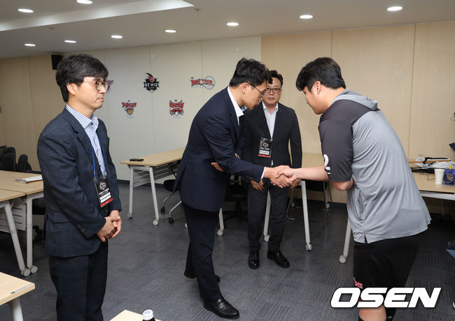 TJB 대전방송 김세범 대표이사와 노동현 보도국장 그리고 이지완 기획뉴미디어단 국장이 12일 수원 KT위즈파크를 찾아와 경기전 LG 트윈스 문보경에게 사과했다./ LG 트윈스 제공