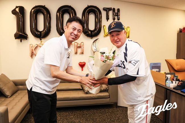 한화 손혁 단장(왼쪽)이 김경문 감독에게 개인 통산 1000승 기념 꽃다발을 전하고 있다. /한화 이글스 제공