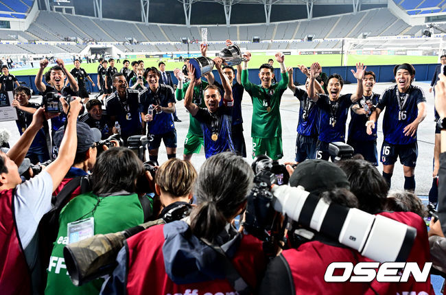 [OSEN=용인, 지형준 기자] 대굴욕이다. 한국축구가 일본에 사상 첫 3연패를 당했다.홍명보 감독이 이끄는 남자축구대표팀은 15일 오후 7시 24분 용인 미르스타디움에서 개최되는 2025 동아시아축구연맹(EAFF) E-1 챔피언십(동아시안컵) 3차전에서 숙적 일본에게 0-1로 패해 우승컵 탈환에 실패했다.대회 3승의 일본이 통산 세 번째 우승을 달성했다. 일본은 안방의 한국을 누르고 대회 2연패까지 가져갔다. 한국은 여전히 5회 우승으로 최다우승이지만 2개 대회 연속 일본에 밀렸다.일본 선수들이 우승을 기뻐하고 있다. 2025.07.15 / jpnews@osen.co.kr