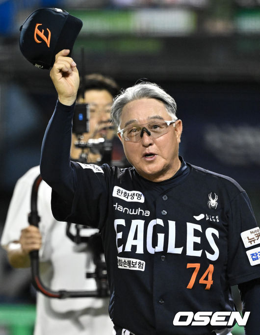 [OSEN=잠실, 조은정 기자] 한화 김경문 감독이 관중들을 향해 인사를 하고 있다. 2025.07.22 /cej@osen.co.kr