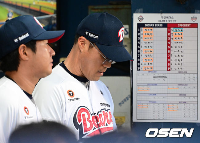 [OSEN=잠실, 지형준 기자] 12일 서울 잠실구장에서 ‘2025 신한 SOL Bank KBO리그’ 두산 베어스와 NC 다이노스의 경기가 열렸다.두산은 콜어빈, NC는 김녹원이 선발로 나섰다.3회초 두산 조성환 감독대행이 콜어빈 볼넷 허용에 아쉬워하고 있다. 2025.08.12 / jpnews@osen.co.kr