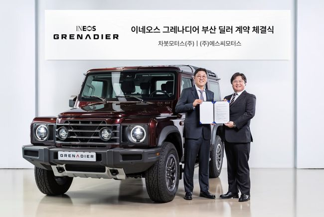 에스씨모터스김유신 대표(왼쪽)와 차봇모터스정진구 대표가 딜러 계약식을 열고 있다.