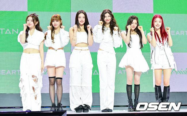 [OSEN=박준형 기자] 13일 오후 서울 한남동 블루스퀘어 SOL트래블홀에서 그룹 앳하트(AtHeart) 첫 번째 EP 'Plot Twist' 쇼케이스가 진행됐다.첫 번째 EP와 동명의 타이틀곡 'Plot Twist'는 POP과 EDM이 하이브리드된 댄스 트랙으로 곡 제목처럼 곡의 전개와 감정의 흐름이 하나의 '반전'을 만들어낸다.앳하트가 포즈를 취하고 있다. 2025.08.13 / soul1014@osen.co.kr