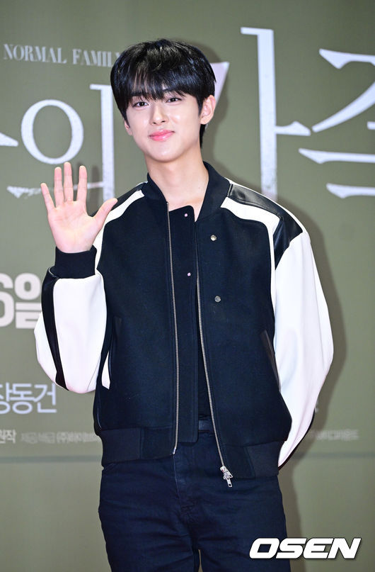 [OSEN=최규한 기자] 7일 오후 서울 삼성동 메가박스 코엑스에서 영화 ‘보통의 가족’ (감독 허진호) VIP 시사회가 열렸다.영화 ‘보통의 가족'은 각자의 신념을 가지고 살아가던 네 사람이 아이들의 범죄 현장이 담긴 CCTV를 보게 되면서 모든 것이 무너져가는 모습을 담은 이야기다.배우 김민규가 VIP 시사회에 참석해 포토타임을 하고 있다. 2024.10.07 / dreamer@osen.co.kr