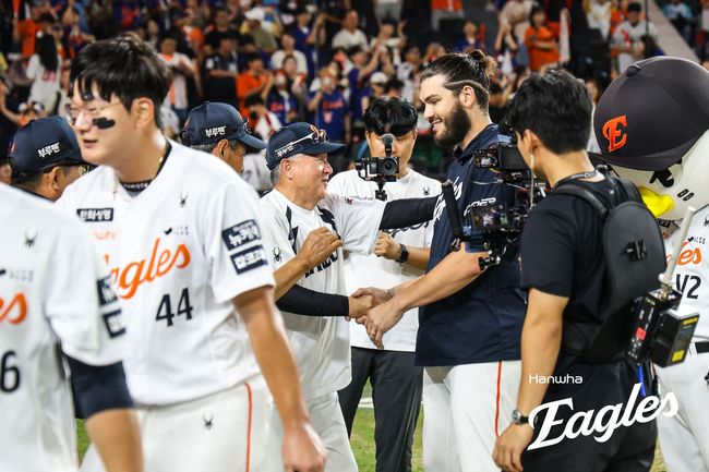 한화 김경문 감독이 통산 1000승을 달성한 뒤 승리투수 코디 폰세와 기뻐하고 있다. /한화 이글스 제공 