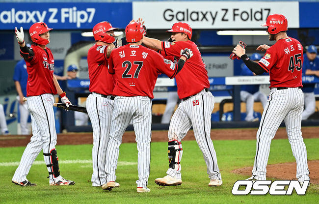 [OSEN=대구, 이석우 기자] 13일 대구삼성라이온즈파크에서 2025 신한 SOL 뱅크 KBO 리그 삼성 라이온즈와 KIA 타이거즈의 경기가 열렸다. 홈팀 삼성은 후라도가, 방문팀 KIA는 올러가 선발 출전했다. KIA 타이거즈 한준수가 8회초 2사 만루 우월 만루 홈런을 치고 하이파이브를 하고 있다. 2025.08.13 / foto0307@osen.co.kr