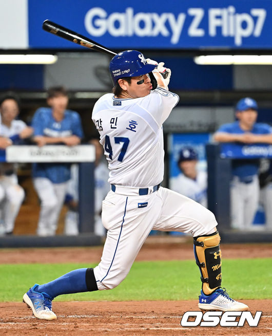 [OSEN=대구, 이석우 기자] 13일 대구삼성라이온즈파크에서 2025 신한 SOL 뱅크 KBO 리그 삼성 라이온즈와 KIA 타이거즈의 경기가 열렸다. 홈팀 삼성은 후라도가, 방문팀 KIA는 올러가 선발 출전했다. 삼성 라이온즈 강민호가 4회말 무사 2루 우중간 1타점 동점 안타를 치고 있다. 2025.08.13 / foto0307@osen.co.kr