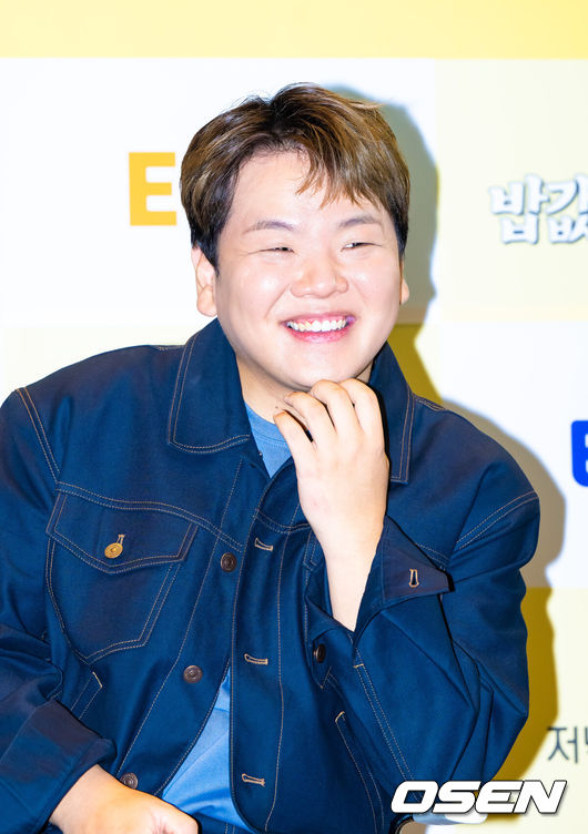 [OSEN=박준형 기자] 23일 오전 서울 여의도 TWO IFC에서 ENA, EBS 공동제작 '추성훈의 밥값은 해야지' 제작발표회가 진행됐다.오는 26일 오후 7시 50분에 첫 방송될 EBS, ENA 공동제작 '추성훈의 밥값은 해야지'는 '아조씨' 추성훈이 세계 극한 직업에 도전하고 땀 흘려 번 밥값만큼 즐기는 현지 밀착 리얼 생존 여행기로 이날 행사에는 추성훈, 곽준빈, 이은지, 송준섭 PD, 안제민 PD가 참석했다. 곽준빈이 미소 짓고 있다 2025.07.23 / soul1014@osen.co.kr