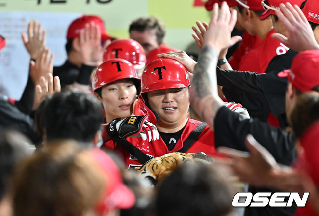 [OSEN=대구, 이석우 기자] 13일 대구삼성라이온즈파크에서 2025 신한 SOL 뱅크 KBO 리그 삼성 라이온즈와 KIA 타이거즈의 경기가 열렸다. 홈팀 삼성은 후라도가, 방문팀 KIA는 올러가 선발 출전했다. KIA 타이거즈 한준수가 8회초 2사 만루 우월 만루 홈런을 치고 하이파이브를 하고 있다. 2025.08.13 / foto0307@osen.co.kr