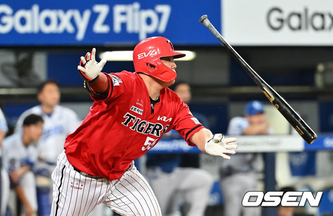 [OSEN=대구, 이석우 기자] 13일 대구삼성라이온즈파크에서 2025 신한 SOL 뱅크 KBO 리그 삼성 라이온즈와 KIA 타이거즈의 경기가 열렸다. 홈팀 삼성은 후라도가, 방문팀 KIA는 올러가 선발 출전했다. KIA 타이거즈 한준수가 8회초 2사 만루 우월 만루 홈런을 치고 있다. 2025.08.13 / foto0307@osen.co.kr