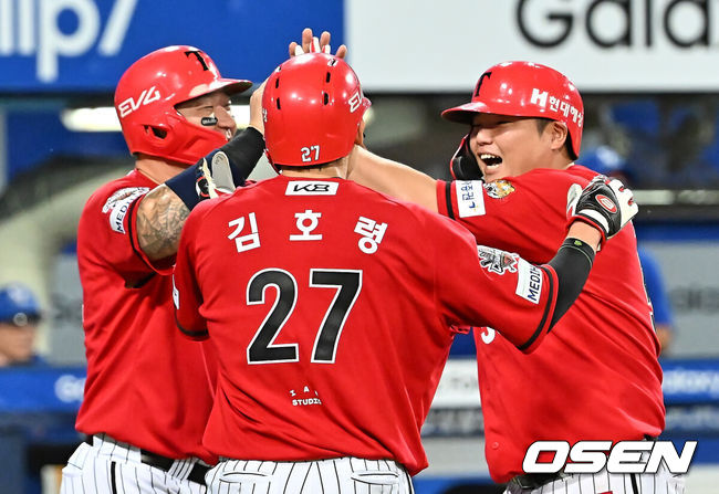 [OSEN=대구, 이석우 기자] 13일 대구삼성라이온즈파크에서 2025 신한 SOL 뱅크 KBO 리그 삼성 라이온즈와 KIA 타이거즈의 경기가 열렸다. 홈팀 삼성은 후라도가, 방문팀 KIA는 올러가 선발 출전했다. KIA 타이거즈 한준수가 8회초 2사 만루 우월 만루 홈런을 치고 하이파이브를 하고 있다. 2025.08.13 / foto0307@osen.co.kr