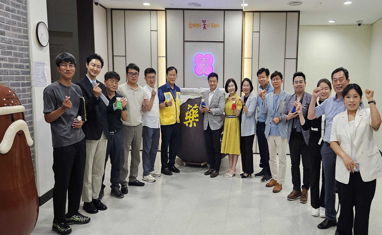 경산동의한방촌과 (사)중소기업융합 대구경북연합 코리아융합회가 업무협약을 체결하고 기념촬영을 하고 있다