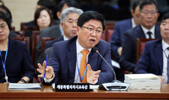 최교진 세종시교육감이 지난 2024년 10월 18일 충북대학교 개신문화관 회의실에서 열린 교육위 국정감사에서 의원 질의에 답변하고 있다. 연합뉴스