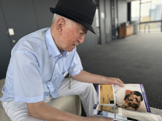 손기정 선수의 장남 손정인 씨가 부친의 탄생 100주년을 기념해 메이지대에서 열린 심포지엄 자료를 들춰보고 있다. 김현예 특파원 