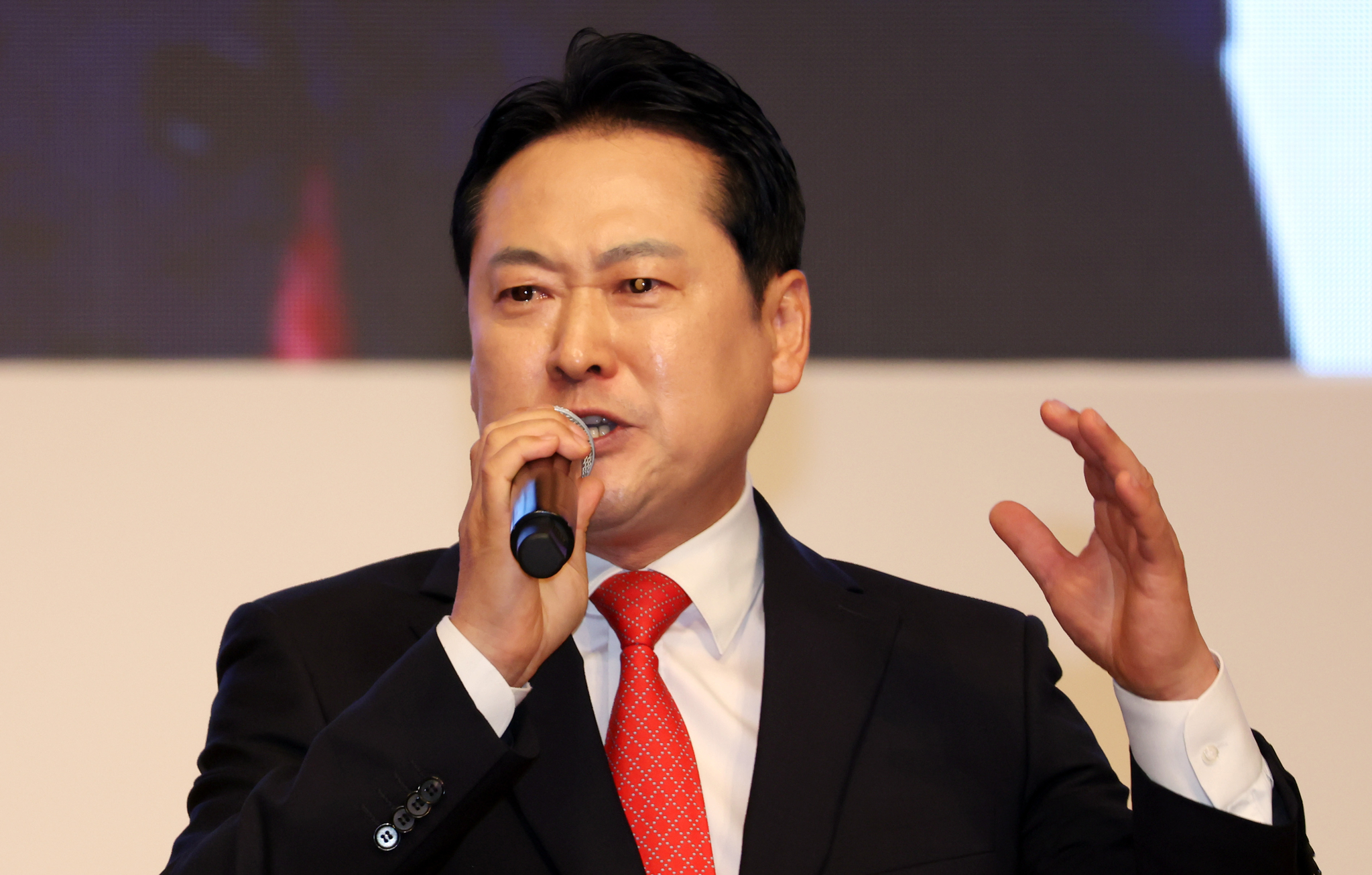 장동혁 국민의힘 당대표 후보가 지난 12일 오후 부산 해운대구 벡스코 오디토리움에서 열린 국민의힘 제6차 전당대회 부산·울산·경남 합동연설회에서 정견발표를 하고 있다. 뉴스1