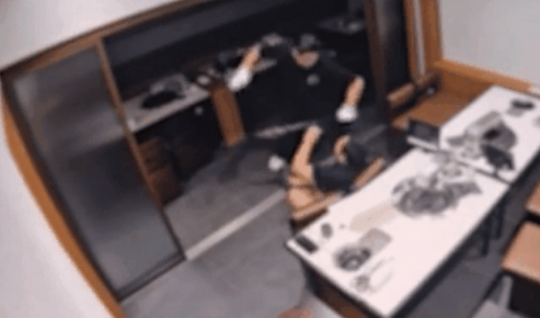 지난 12일 오후 11시20분쯤 전북 정읍의 한 고깃집에서 사장 A씨(30)가 아르바이트 학생 B군(19)을 폭행하는 모습. 뉴시스