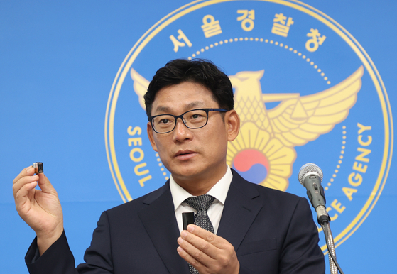 13일 서울 마포구 광역수사단에서 열린 '부정의약품 제조·유통 일당 검거 브리핑'에서 남성신 서울경찰청 마약범죄수사대 1계장이 부정의약품을 활용한 전자담배를 보여주고 있다. 연합뉴스