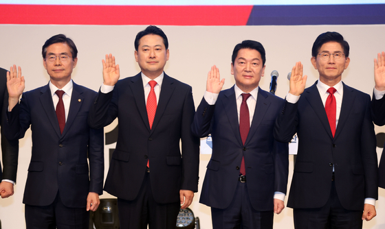국민의힘 제6차 8·22 전당대회 부산·울산·경남 합동연설회가 열린 12일 부산 해운대구 벡스코 오디토리움에서 조경태, 장동혁, 안철수, 김문수 국민의힘 당 대표 후보가 무대에 올라 당원들에게 인사하고 있다. 송봉근 기자 
