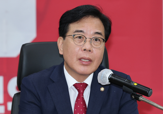 송언석 국민의힘 비상대책위원장 겸 원내대표가 13일 대전 배재대에서 열린 국민의힘 제6차 전당대회 충청·호남 합동연설회에 앞서 긴급브리핑을 하고 있다. 뉴스1