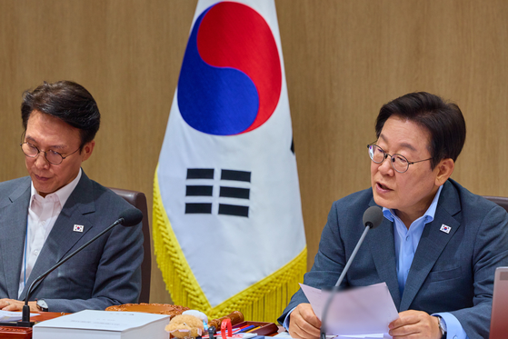 이재명 대통령이 12일 서울 용산 대통령실 청사에서 열린 국무회의에서 발언을 하고 있다. 뉴스1
