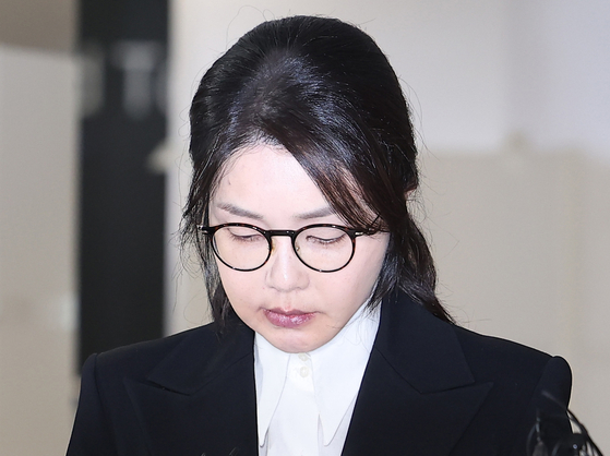 윤석열 전 대통령의 부인 김건희 여사가 6일 서울 종로구 KT광화문빌딩에 마련된 김건희 특검팀(특별검사 민중기) 사무실에서 조사를 마친 후 귀가하고 있다. 뉴스1
