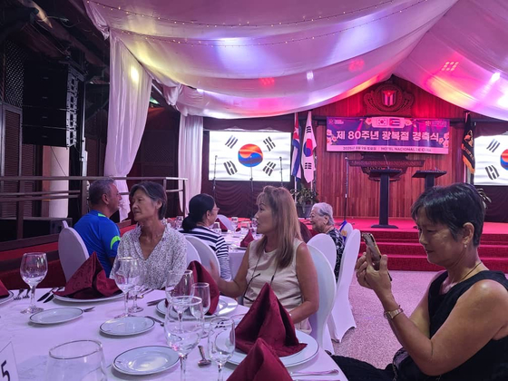 지난 9일 쿠바 수도 아바나에서 열린 제80주년 광복절 경축식에 참석한 아자리아 임(32)의 가족. 사진 아자리아 임