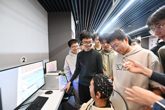 톈진(天津)대학 뇌 제어 시스템 연구개발(R&D) 및 응용 실험실에서 수업 중인 학생. 신화통신
