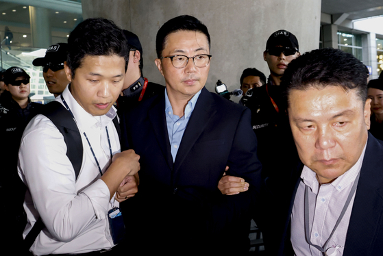 김건희 여사 일가의 '집사'로 알려진 김예성씨가 12일 인천국제공항을 통해 입국하고 있다. 윤석열 전 대통령이 파면된 지난 4월 급작스럽게 베트남으로 출국한 이후 약 4개월 만이다. 김건희 특검팀은 공항에서 곧바로 김씨를 체포해 조사실로 데려올 방침이다. 김경록 기자