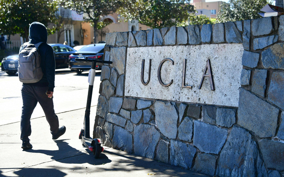 미국 캘리포니아 주립대학 로스앤젤레스 캠퍼스(UCLA) 앞. AFP=연합뉴스