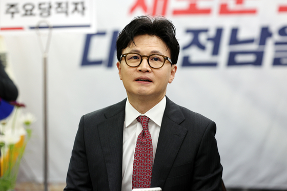 11일 오후 광주 서구 홀리데이인 광주호텔에서 열린 김화진 국민의힘 전남도당 위원장 취임식에서 한동훈 전 대표가 당원들에게 인사하고 있다. 연합뉴스