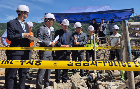 지난달 31일 오전 더불어민주당 산업재해예방 태스크포스(TF)와 안호영 국회 환경노동위원장이 최근 노동자 사망사고가 발생한 포스코이앤씨의 경남 함양울산고속도로 의령나들목 공사 현장을 둘러보고 있다. 연합뉴스