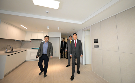 오세훈 서울시장이 서울 광진구에서 신혼부부가 입주할 제2차 미리내집(장기전세주택)을 내부를 살펴보고 있다. [뉴스1]
