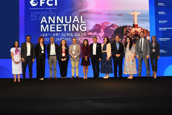 지난 6월 25일 브라질 리우데자네이루에서 열린 57회 FCI(Factors Chain International)에서 마오천웨(왼쪽에서 일곱번째) 웰스파고 전무이사가 신임 회장에 임명됐다. FCI는 65개국 249개 회원사를 확보한 세계 최대 국제 팩토링 금융협회다. 팩토링금융은 수출 기업의 미수금 회수를 대신하는 서비스를 말한다. FCI 홈페이지 캡처