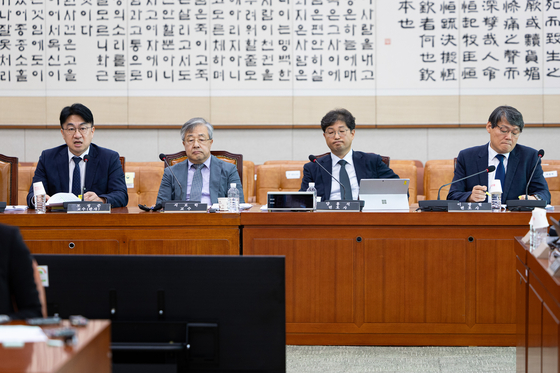 모성준 사법연수원 교수가 지난달 28일 서울 여의도 국회 법제사법위원회 법안심사제1소위원회에서 열린 '검찰개혁' 법안 관련 공청회에서 발언하고 있다. 왼쪽부터 모 교수, 서보학 경희대 법학전문대학원 교수, 양홍석 변호사, 이광철 변호사. 뉴스1