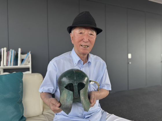 일제강점기 시절인 1936년 베를린 올림픽 마라톤에서 금메달을 딴 손기정 선수의 장남 손정인 옹이 부친의 청동 투구를 들어보이고 있다. 손기정 선수는 투구를 국가에 기증했는데 현재 보물 제904호로 지정돼 국립중앙박물관이 소장하고 있다. 손기정 선수는 투구를 1000개 제작했는데 이 가운데 한개인 58번 투구를 손옹이 자택에 보관하고 있다. 김현예 특파원 