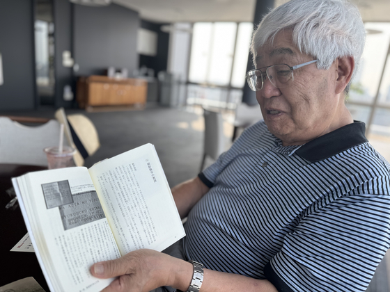 일본에서 손기정 선수를 알리고 있는 데라시마 젠이치 메이지대 명예교수가 지난달 4일 1951년 보스톤 마라톤에서 우승한 일본인 선수에게 보낸 손기정 선수의 축하 전보를 설명하고 있다. 김현예 특파원 