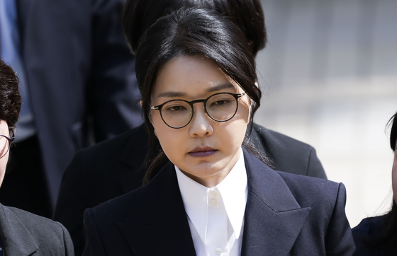 김건희 여사가 12일 구속됐다. 지난 6일 김건희 특검팀 소환조사를 받은 지 6일 만이다. 법원의 구속영장 발부에 따라 남부구치소에서 대기하던 김 여사는 곧장 수용실에 수감됐다. 뉴스1