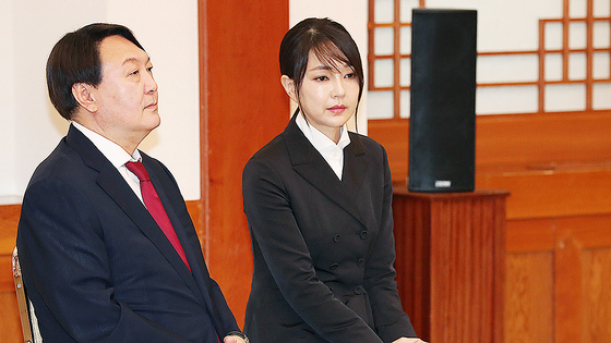 2019년 7월 25일 오전 윤석열 신임 검찰총장과 김건희 여사가 임명장을 받기 위해 청와대에서 대기하고 있다. 김 여사가 사실상 처음으로 대중에게 선을 보인 자리였다. 청와대사진기자단