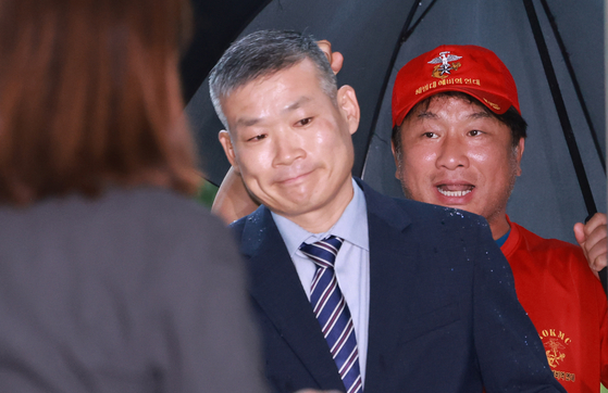 김동혁 전 국방부 검찰단장이 13일 피의자 신분으로 조사받기 위해 서울 서초구 순직해병특별검사팀에 출석하고 있다. 연합뉴스