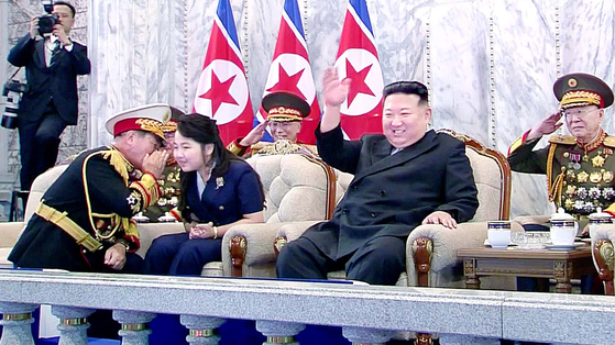 2023년 9월 8일 평양 김일성광장에서 열린 북한 정권수립 75주년 민방위무력 열병식에서 김정은 북한 국무위원장과 나란히 앉은 김주애에게 박정천 당 군정지도부장이 무릎을 꿇고 귓속말을 전하고 있다. 연합뉴스