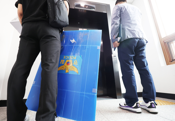 경기남부경찰청 오산 옹벽 붕괴사고 수사전담팀은 지난달 22일 오산시청, 시공사인 현대건설, 도로 보수업체 등 모두 4곳에 대한 압수수색 영장을 집행했다.   사진은 압수수색이 진행 중인 경기도 오산시청 모습. 연합뉴스