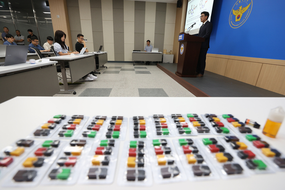 서울경찰청 마약범죄수사대 남성신 1계장이 13일 서울 마포구 광역수사단에서 부정의약품 제조·유통 일당 검거 브리핑을 하고 있다. 연합뉴스