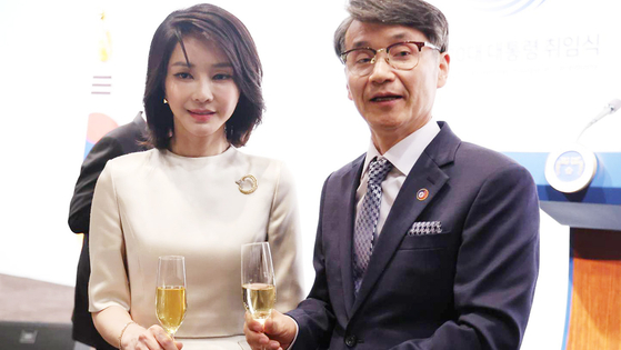 지난 2022년 5월 서울 장충동 신라호텔에서 열린 윤석열 대통령 취임 기념 국빈 만찬 당시 김건희 여사와 최재영 목사. 사진 서울의소리